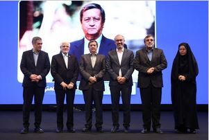 دکتر عبدالناصر همتی به‌عنوان چهره ماندگار صنعت بیمه در سال ۱۴۰۴ معرفی شد